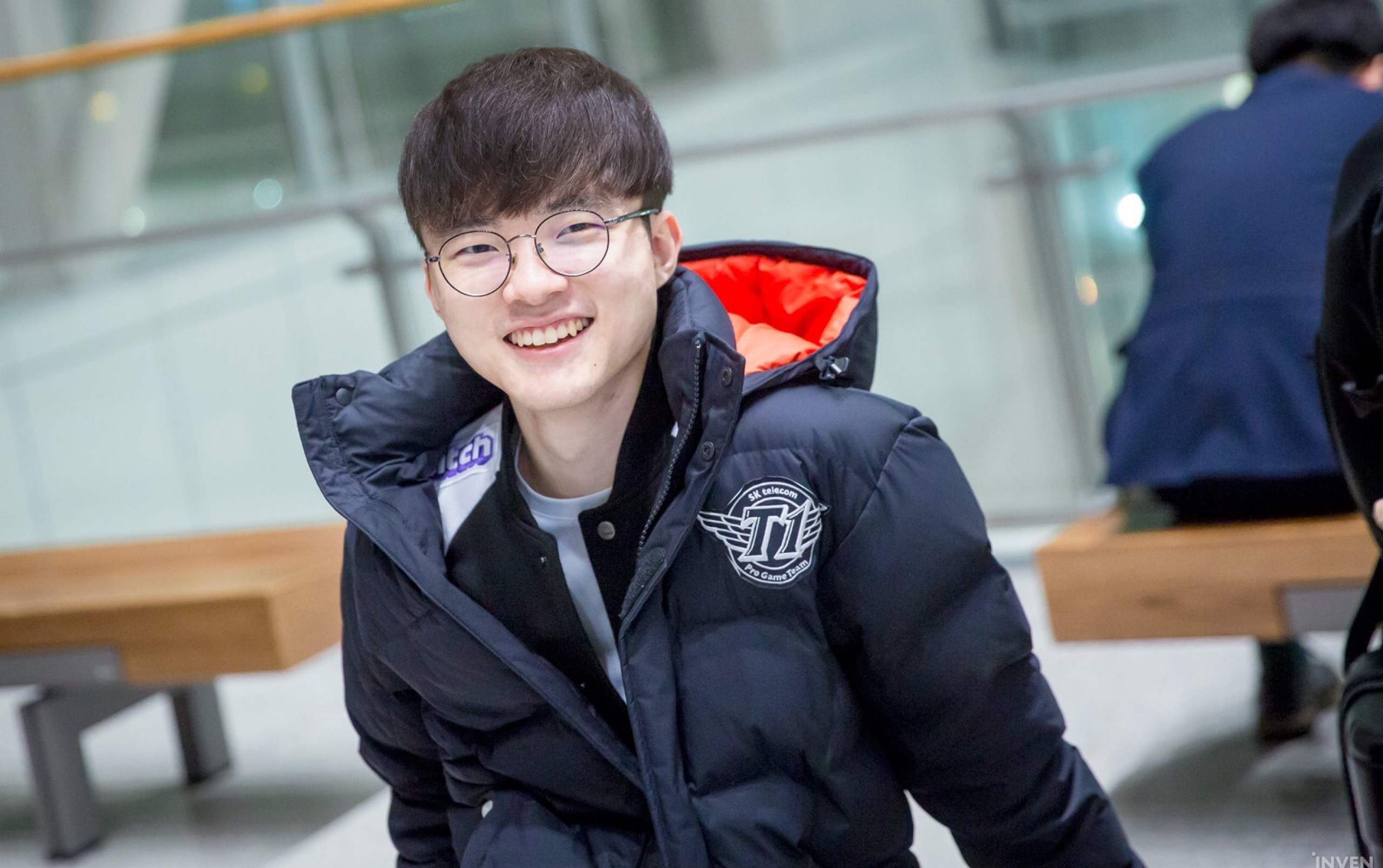 Bug in Counter-Strike 2 allows players to defuse C4 from an unexpected height