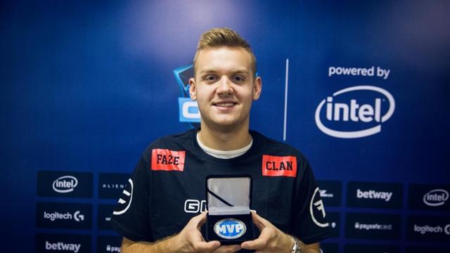 Viper 祝贺了 Zeus ：感谢你今天的精彩表现，祝你生日快乐🎂