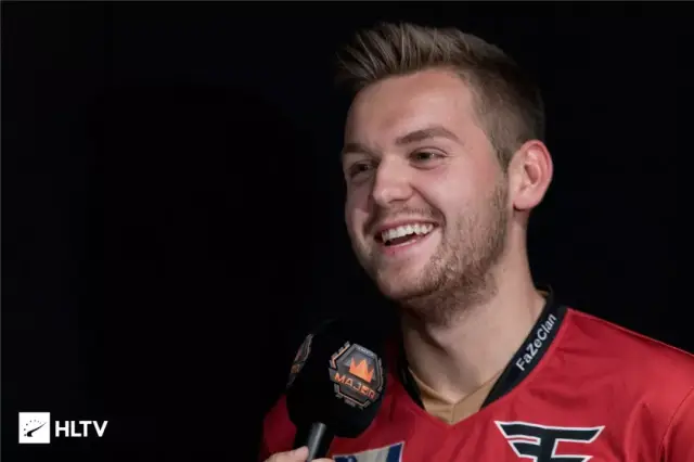 EDG赛前返图：赛前聚餐